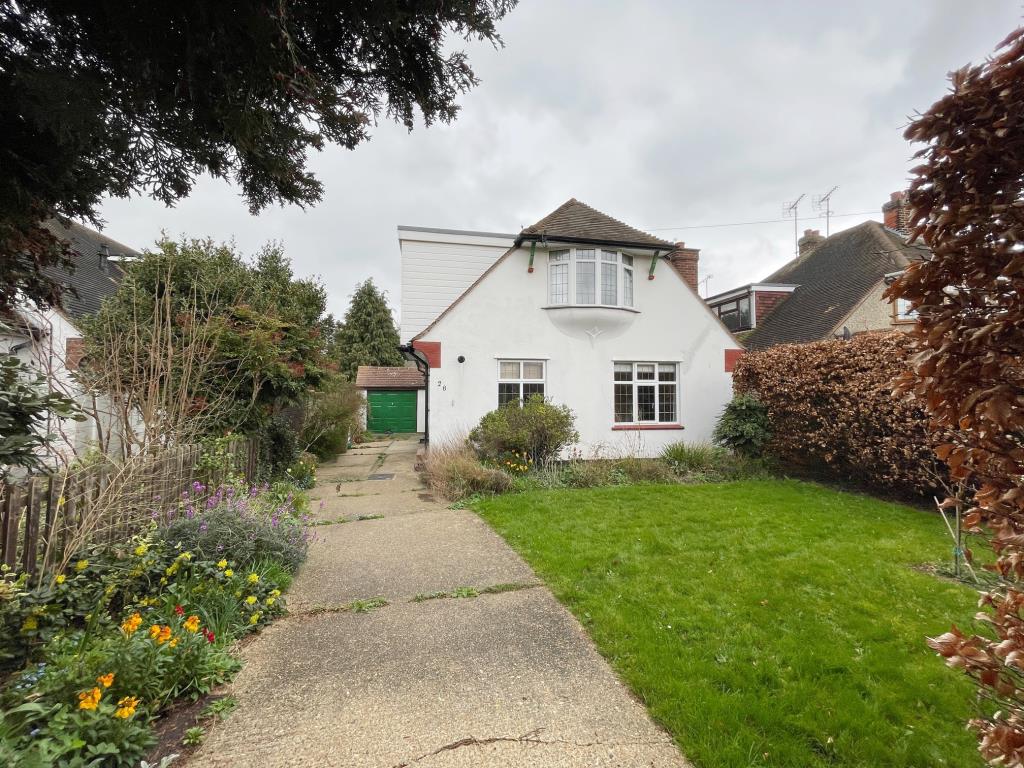 Lot: 63 - A DETACHED THREE-BEDROOM HOUSE SITUATED IN A POPULAR LOCATION FOR IMPROVEMENT - front view of 28 Winchelsea Drive a three bedroom house